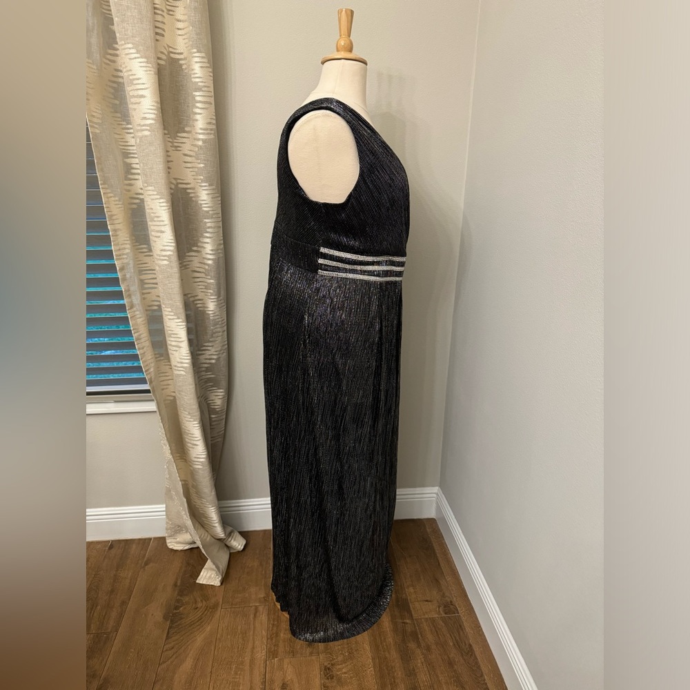 Plus Dress 🖤🤍 - Picture 7 of 11
